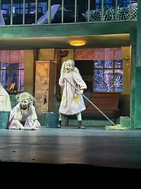 Molly i Annie på Folketeateret