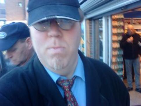 Meg med skjorte og slips og frakk - og caps